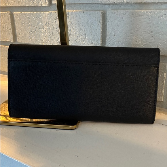 Michael Kors Elegant Black Wallet - Picture 5 of 13